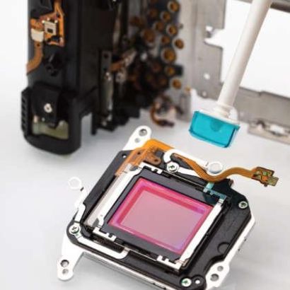 Ausgebauter CMOS Sensor einer Kamera mit Reinigungswerkzeug