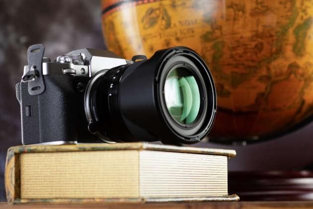 Kamera auf Buch vor einem Globus
